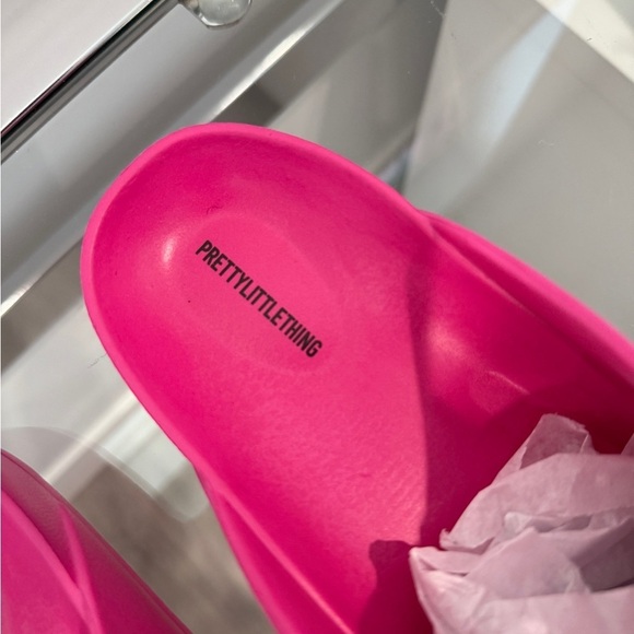 Prettylittle Thing Bright Pink Wide Fit Rubber Buckle Footbed Slides NEW - Picture 5 of 6